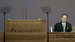Vasella sitzt nachdenklich hinter 