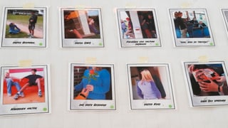 Fotos mit einem Mädchen und einem Jungen liegen nebeneinander auf einem Tisch. Fotos mit einem Mädchen und einem Jungen liegen nebeneinander auf einem Tisch.