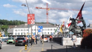 Bahnhofbrücke in Olten mit Autos und Polizisten. Bahnhofbrücke in Olten mit Autos und Polizisten.