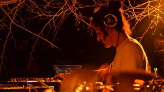 Ein Mann mit Kopfhörern am DJ-Pult. Ein Mann mit Kopfhörern am DJ-Pult.