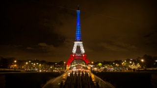 Eiffelturm blau-weiss-rot erleuchtet.