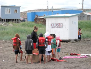 Kinder mit Schwimmwesten am Strand