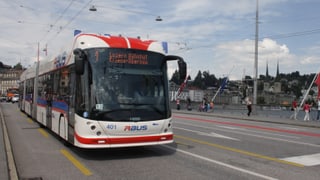 Ein Doppelgelenkbus in der Stadt Luzern.