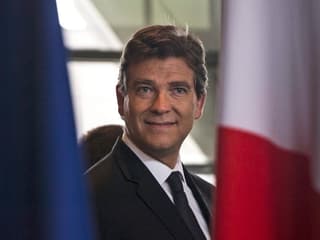 Arnaud Montebourg hinter der Flagge Frankreichs. 