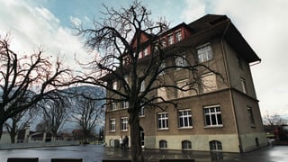 Zu sehen ein Schulhaus in Unterseen. Zu sehen ein Schulhaus in Unterseen.