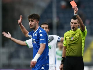 Empolis Mattia Viti kassiert bei der Partie gegen Sassuolo innert einer Minute zweimal die gelbe Karte und fliegt vom Platz. Es ist der erste Platzverweis in der noch jungen Karriere des 19-jährigen Italieners. Sein Team unterliegt am Ende 1:5.