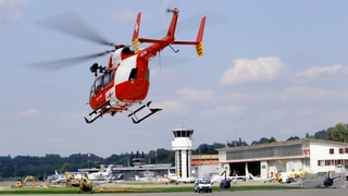 Der Rega-Helikopter im Anflug auf den Flughafen Bern-Belp.