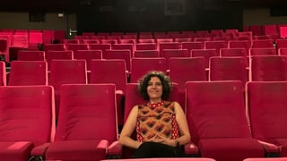 Die Kino-Betreiberin Edna Epelbaum im grossen Saal des Kino Rex in Biel