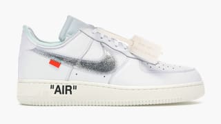Ein weisser Turnschuh mit dem NIke-Logo, auf der Sohle steht "AIR" Ein weisser Turnschuh mit dem NIke-Logo, auf der Sohle steht "AIR"