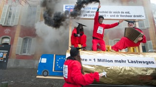 Als Teufel verkleidete Aktionisten demonstrieren gegen eine zweite Gotthardröhre.