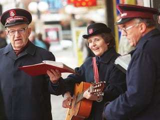 Mitglieder der Heilsarmee singen Weinachtslieder in Zürich.