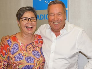 Eine Frau und ein Mann, die fröhlich in die Kamera lachen. Eine Frau und ein Mann, die fröhlich in die Kamera lachen.