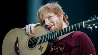 Ed Sheeran und seine Gitarre im Zürcher Letzigrund-Stadion.