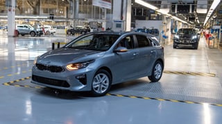 Auto in Fabrikhalle. Auto in Fabrikhalle.