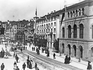 Ein Foto, dass das ehemalige Stadttheater St. Gallen zeigt. Menschen gehen auf einer Strasse.