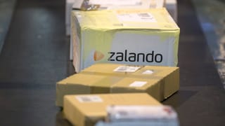 Ein Zalando-Paket auf einem Förderband der Post. Ein Zalando-Paket auf einem Förderband der Post.