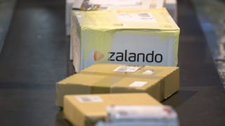 Ein Zalando-Paket auf einem Förderband der Post. 