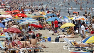 Zahlreiche Menschen am Strand bei Valencia Zahlreiche Menschen am Strand bei Valencia