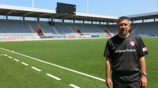 Urs Fischer, der Trainer vom FC-Thun steht auf dem Spielfeld der Arena Thun. 