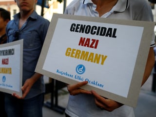 Demonstranten vor dem deutschen Konsulat in Istanbul. 