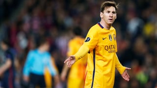 Lionel Messi macht eine fragende Geste.