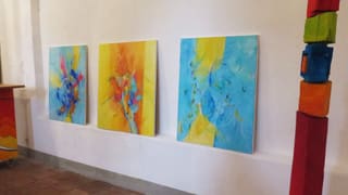 Farbige Bilder an einer Wand. Farbige Bilder an einer Wand.