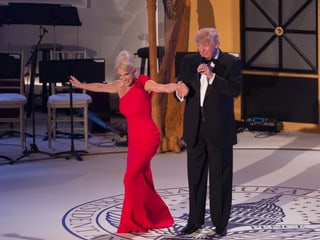 Kellyanne Conway gemeinsam mit Donald Trump auf der Bühne. 