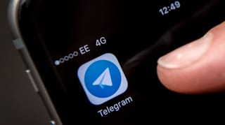 Ein Smartphone mit der App Telegram.