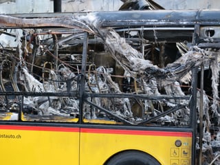 Nahaufnahme verbrantes Postauto.