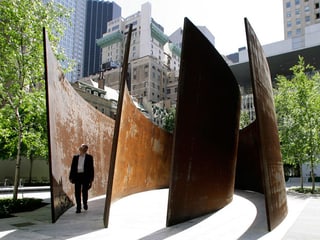 Das Kunstwerk "Intersection" besteht aus vier geschwungenen Stahlplatten, die nebeneinander in die Höhe ragen.