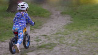 Mädchen auf Laufrad
