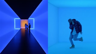Menschen stehen in einem blau beleuchteten Raum. Daneben tanzt ein Mann in einem ähnlichen Raum.