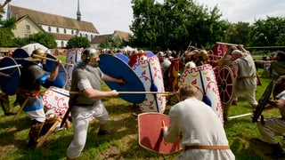 Römer kämpfen in historischen Uniformen gegen ihre Gegner
