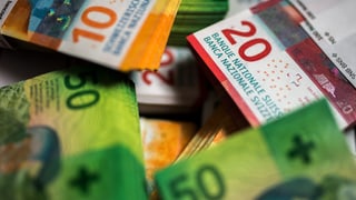 Bündel verschiedener Schweizer Banknoten.