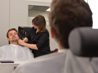 Frau schminkt Kevin Hirt.
