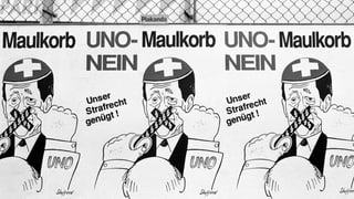 Schwarzweissfoto eines Abstimmungsplakates: Einem Mann mit Schweizer Sennenkappe wird von einem anderen der Mund zugeklebt, darüber die Aufschrift «Uno-Maulkorb Nein»