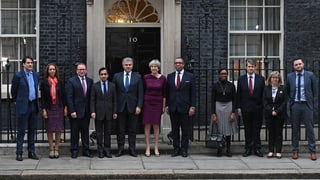 Theresa May und neue Kabinettsmitglieder.