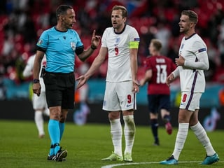England-Captain Harry Kane und Jordan Henderson beim Schiedsrichter. England-Captain Harry Kane und Jordan Henderson beim Schiedsrichter.