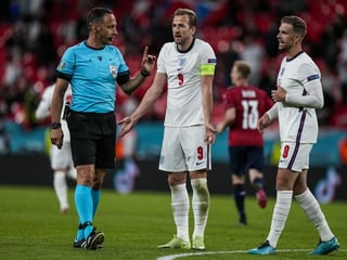 England-Captain Harry Kane und Jordan Henderson beim Schiedsrichter.