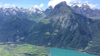 Blick auf den Urner Talboden mit den Gemeinden Seedorf und Bauen. Blick auf den Urner Talboden mit den Gemeinden Seedorf und Bauen.