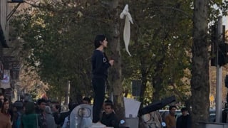 Iranische Frau benutzt ihr Kopftuch als Fahne, 27. Dezember in Teheran. Iranische Frau benutzt ihr Kopftuch als Fahne, 27. Dezember in Teheran.