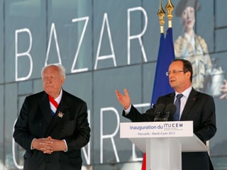 Mann am Rednerpult Mann am Rednerpult