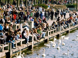 Dutzende Leute flanieren im Frühling 2013 am Zürichsee.