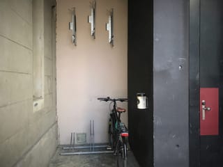 Ein Veloständer an einer frisch gestrichenen Wand beim Zürcher Schauspielhaus Ein Veloständer an einer frisch gestrichenen Wand beim Zürcher Schauspielhaus