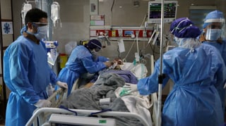 Zu sehen Ärzte, Pfleger und Patient in Teheraner Spital.