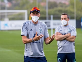 Luis Enrique mit Maske. Luis Enrique mit Maske.