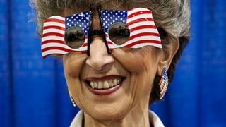 Eine ältere Frau mit einer US-Flaggen-Brille auf der Nase.