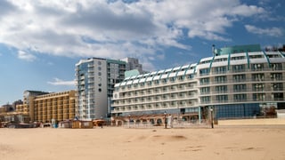 leerer Stand mit vielen Hotels