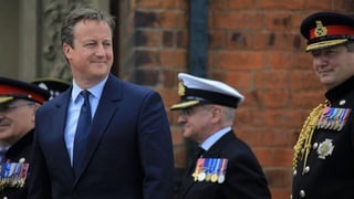 Ein lachender David Cameron an einer Militärparade in Cleethorpes / England. 