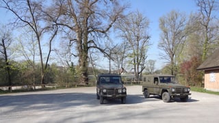Zwei parkierte Militärjeeps.